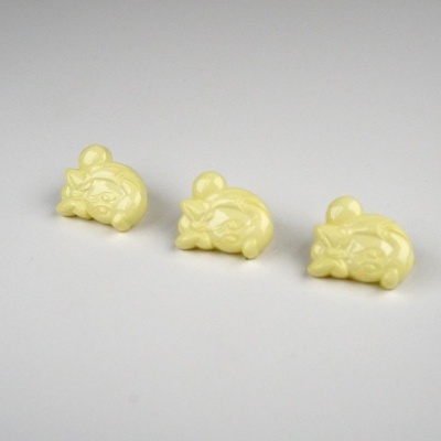 Três botões amarelos decorativos arrumados em linha