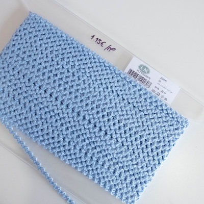 Bolsa pequena azul clara tricotada com etiquetas e porta-cartões translúcido.