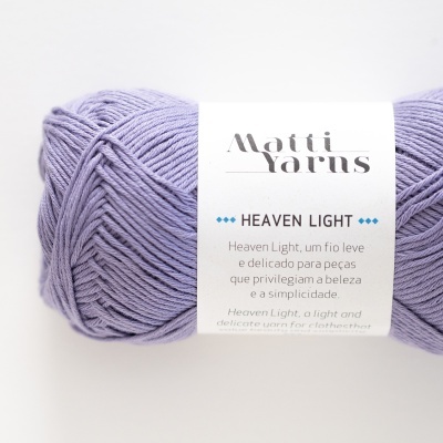 Novelo de fio lilás suave com etiqueta branca Matti Yarns Heaven Light