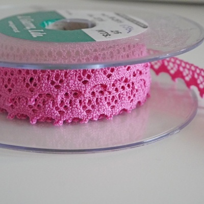 fita de renda cor-de-rosa em rolo de plástico
