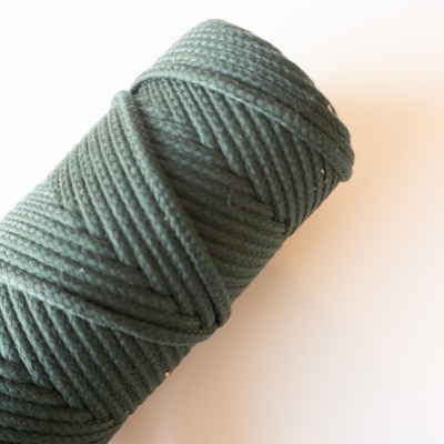 Rolo de fio de algodão verde escuro com textura enrolada