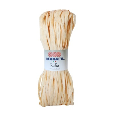 Barbante de ráfia bege clara com etiqueta branca e texto azul e vermelho