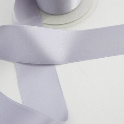 Fita de tecido lilás claro com brilho satinado desenrolada