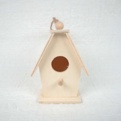 Casa de pássaros de madeira clara com entrada circular e corda para pendurar