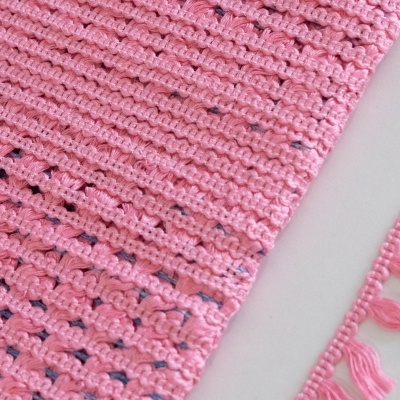 Lenço cor-de-rosa tricotado com franjas ao lado