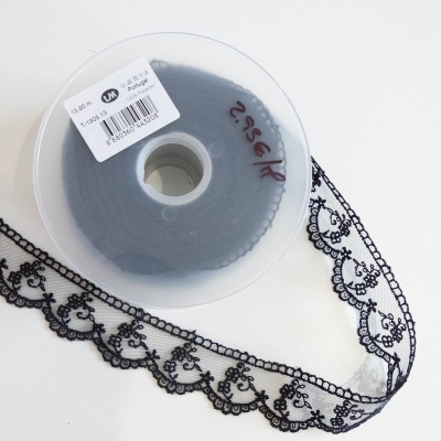 Rolo de fita de renda preta com padrão floral