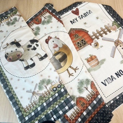 Três panos de cozinha com desenhos de animais e quinta, texto MY FARM e VIDA NO