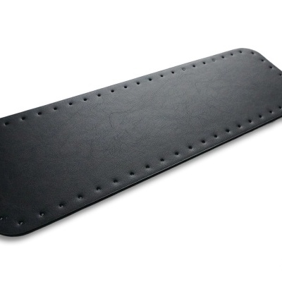 Painel retangular preto com buracos na borda sobre fundo branco