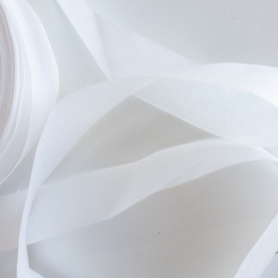 Rolo de fita branca de tecido leve e transparente