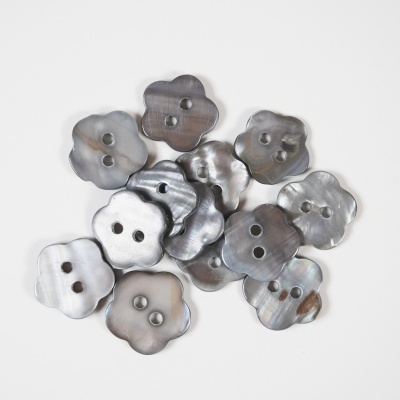 Botões flor cinza perolado com dois furos sobre fundo branco