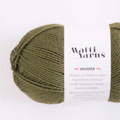 Bobina de fio verde oliva com etiqueta branca da Matti Yarns modelo WHISPER