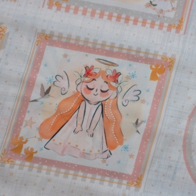 Tecido decorativo com padrão de anjos em quadrados cor de rosa e bege