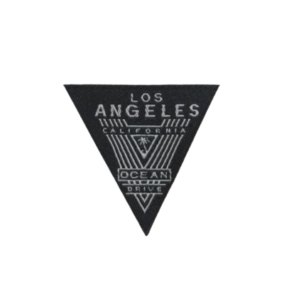 Etiqueta triangular preta com texto branco dizendo LOS ANGELES CALIFORNIA OCEAN DRIVE