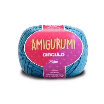 Novelo de fio azul com etiqueta rosa 'AMIGURUMI CÍRCULO 254m'