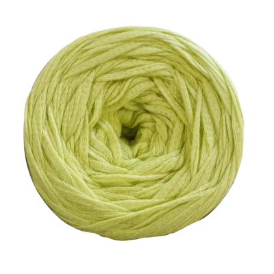 Bobina de fio têxtil amarelo claro em fundo branco