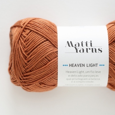 Novelo de lã castanha com etiqueta branca e texto Matti Yarns HEAVEN LIGHT