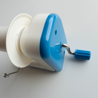 Ralador manual branco e azul com manivela