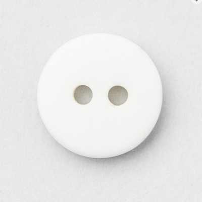 Botão branco redondo com dois buracos centrais