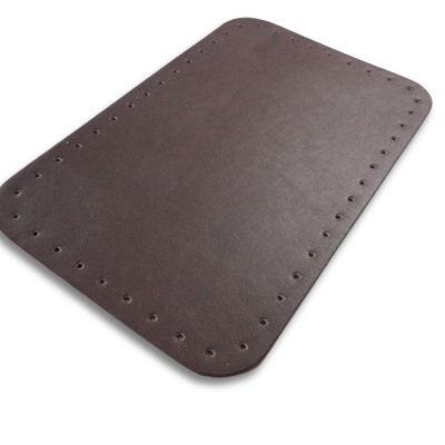 Base retangular de pele castanha com furos à volta