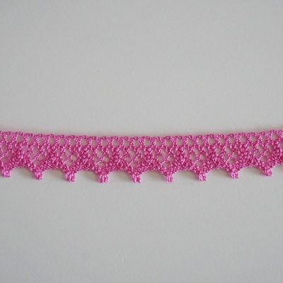 Fita de renda cor-de-rosa com padrão em crochê sobre fundo branco