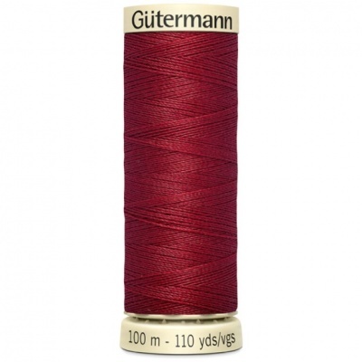 Rolo de linha de costura vermelho da marca Gütermann com 100 metros