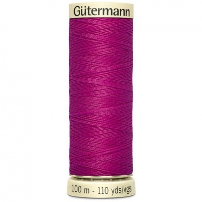 Rolo de linha de costura rosa da marca Gütermann com etiqueta visível