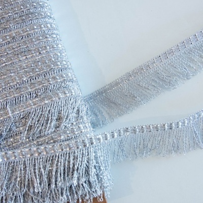 Fita decorativa prateada com franjas finas