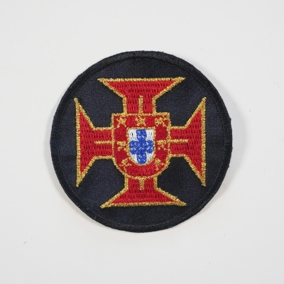 Patch redondo preto com cruz vermelha e dourada e brasão no centro
