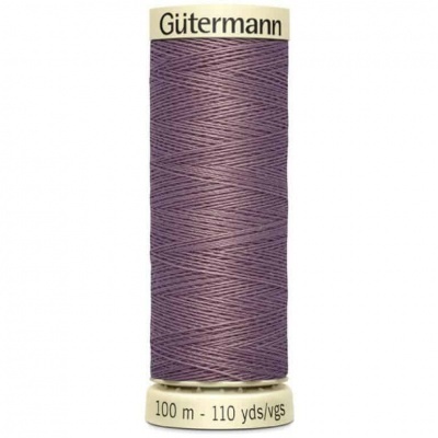 Rolo de linha de costura roxa da marca Gütermann com 100 m.