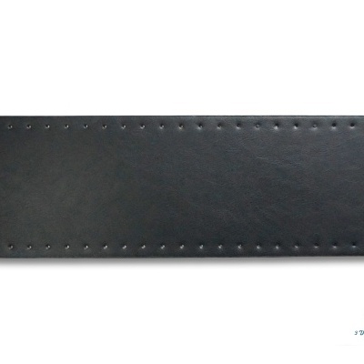 Base retangular preta em material tipo couro com furos na borda