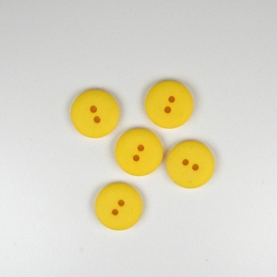 Botões amarelos redondos com dois furos