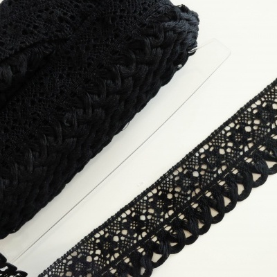 Renda preta com padrão entrelaçado e losangos