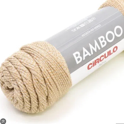 Novelo de fio bege claro com rótulo cinza 'BAMBOO CIRCULO'