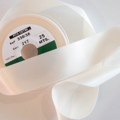 Fita cetim branca enrolada em carretel plástico transparente