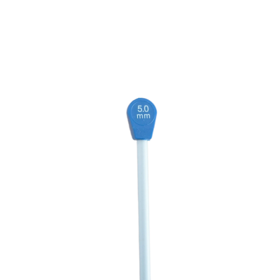 Agulha de tricô com cabo azul e corpo branco com indicação 5.0 mm