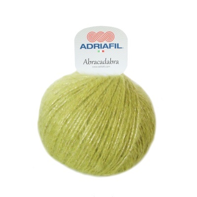 Novelo de fio de malha verde claro com rótulo ADRIAFIL Abracadabra