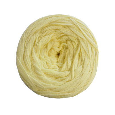 Novelo de fio amarelo claro em fundo branco