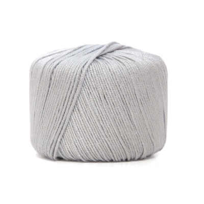 Rolo de fio cinza claro com textura brilhante