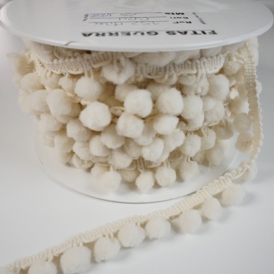 Rolo de fita com pompons brancos em embalagem transparente