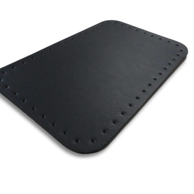 Mala retangular preta em pele sintética com buracos nas bordas