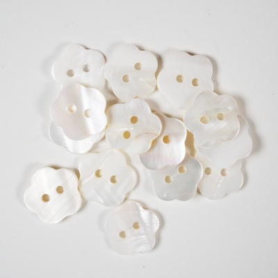 Botões em forma de flor de madrepérola brancos com dois orifícios
