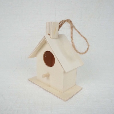 Casa de passarinho branca em madeira com corda para pendurar
