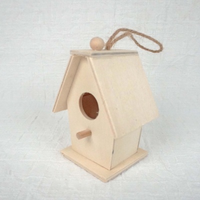 Casa para pássaros de madeira clara com corda para pendurar