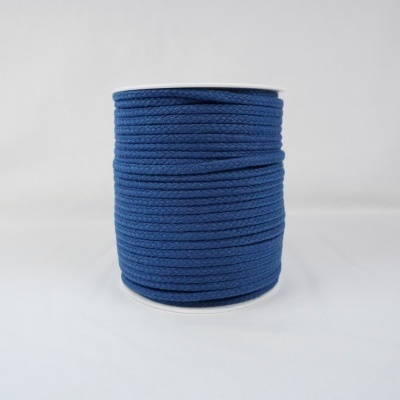 Rolo de cordão ou cordel azul trançado em fundo branco