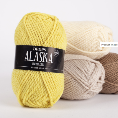Novelo de lã DROPS ALASKA amarelo com outros novelos em bege, castanho claro e creme ao fundo