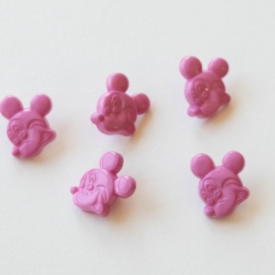 Cinco botões cor-de-rosa em forma de cabeça de rato sobre fundo branco