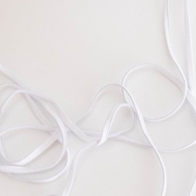 Corda ou fio branco sobre superfície branca