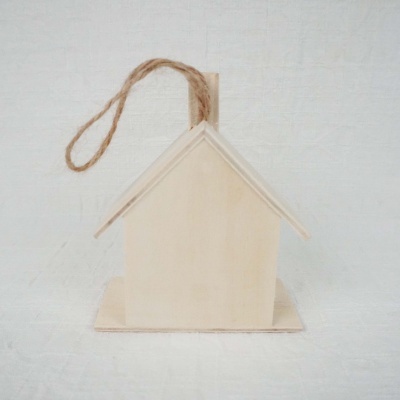 Pendurador decorativo em forma de casinha de madeira com corda para pendurar