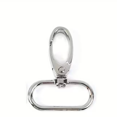 Mosquetão metálico prateado com base oval