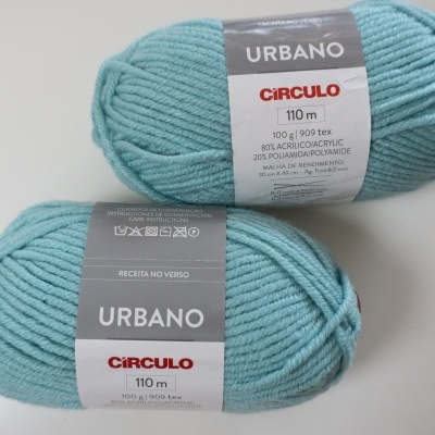 Dois novelos de lã azul claro com etiquetas cinza e branca da linha URBANO da marca CÍRCULO.